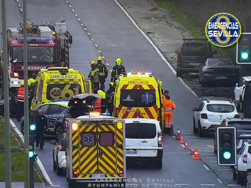  Accidente en la avenida Doctor Fedriani de Sevilla | EMERGENCIAS SEVILLA 