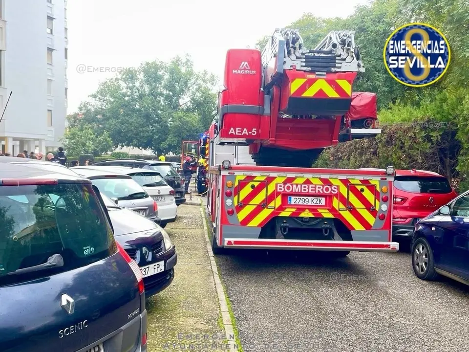  Los servicios de emergencia en la intervenci&oacute;n de un incendio en una vivienda en Sevilla | EMERGENCIAS SEVILLA 