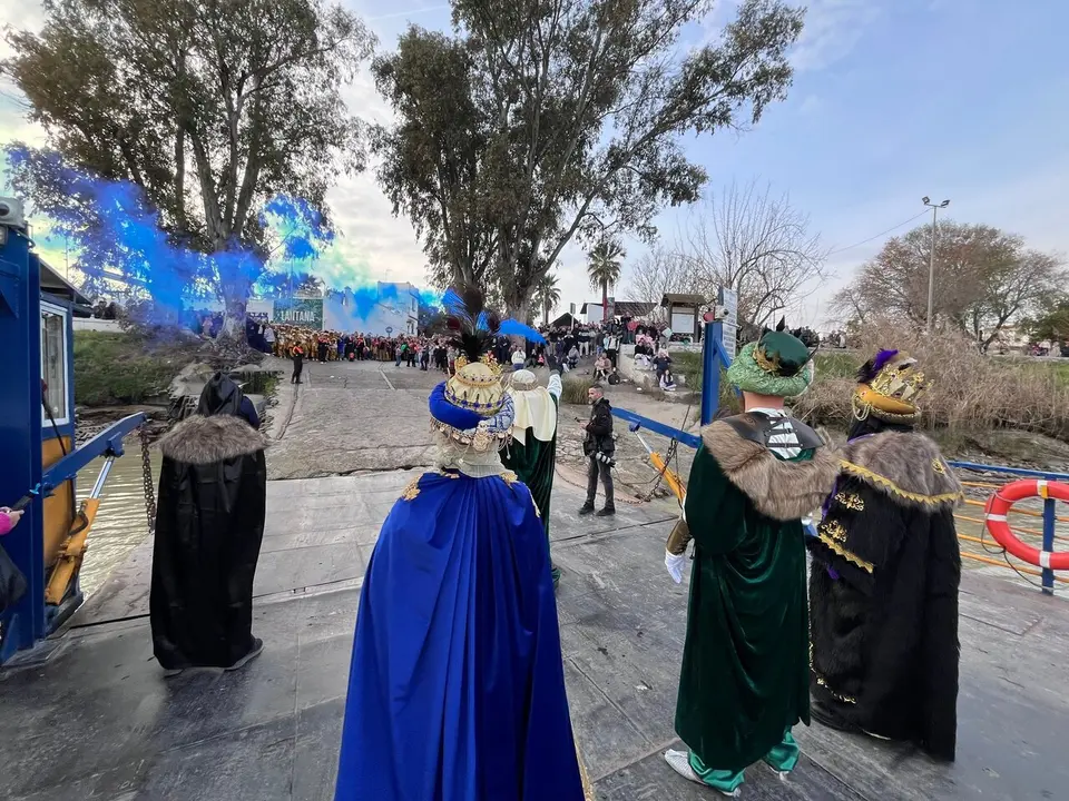  La llegada de los Reyes Magos en barcaza en Coria. | ARCHIVO 