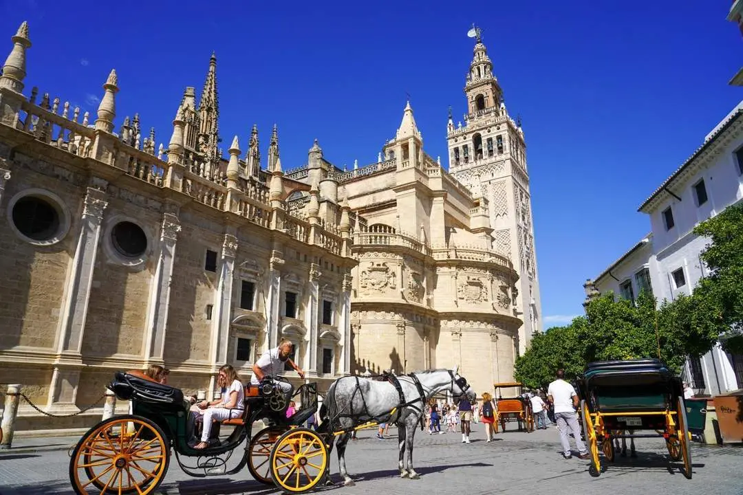  Turistas por el entorno de la Catedral de Sevilla, en foto de archivo. - EDUARDO BRIONES / EP  