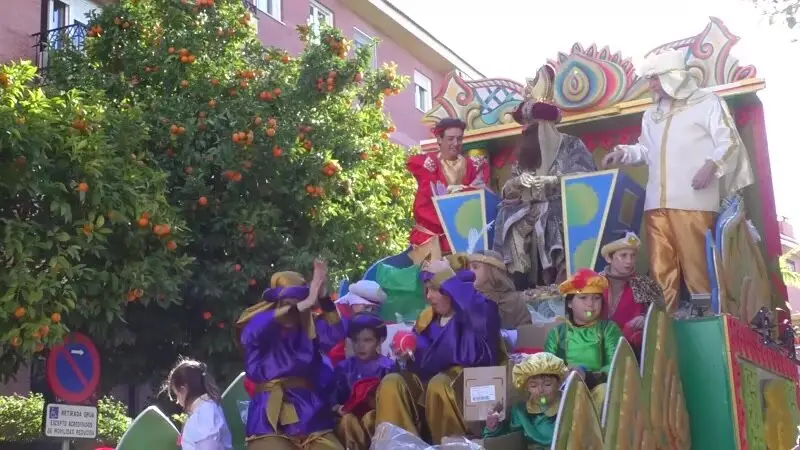  El portavoz del Grupo Municipal Socialista y exalcalde de Sevilla, Antonio Mu&ntilde;oz, ha encarnado este a&ntilde;o 2026 al Rey Gaspar en la cabalgata de Reyes Magos de los barrios hispalenses de Bami, Pedro Salvador y Elcano. 