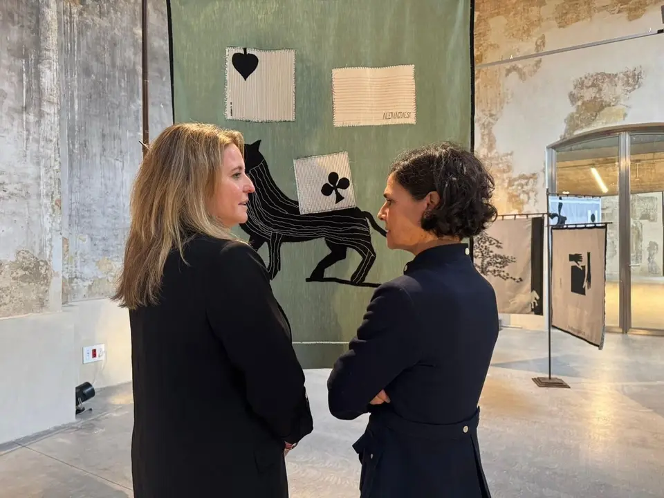  La delegada de Cultura, Angie Moreno (i), conversa con la comisaria de una de las muestras que contempla la programaci&oacute;n municipal, en foto de archivo |&nbsp;AYTO DE SEVILLA 