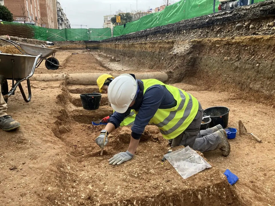  Grupo de arqueolog&iacute;a trabaja en los hallazgos en las obras de la l&iacute;nea 3 del Metro de Sevilla. | EP 