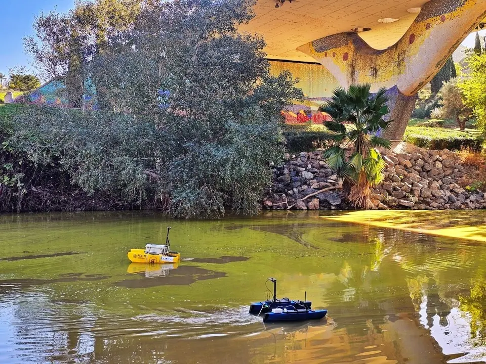  Pruebas de drones acu&aacute;ticos en el r&iacute;o Guada&iacute;ra por el grupo Ace-ti de la Universidad de Sevilla. | EP 