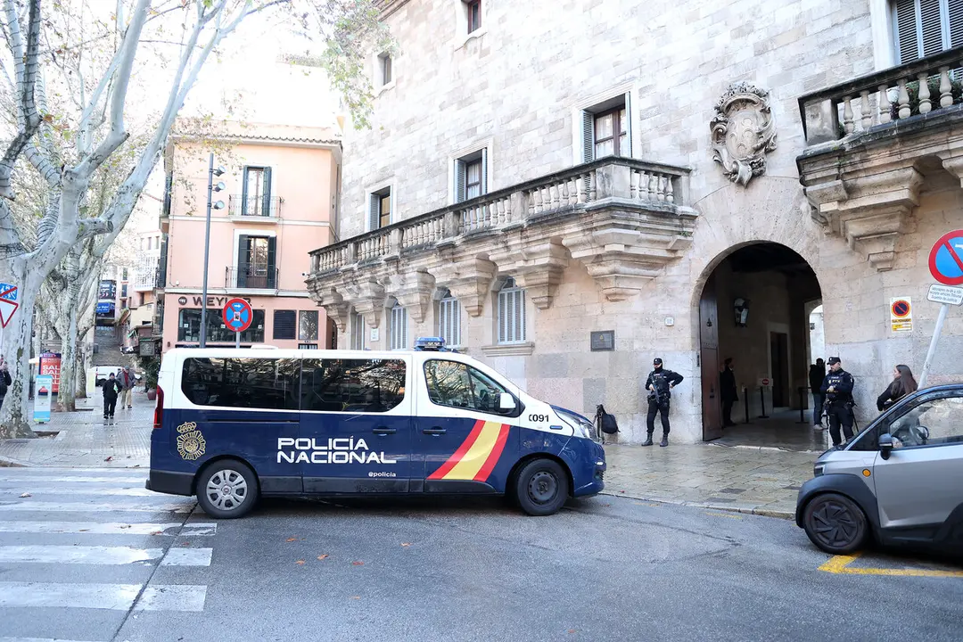  Un furg&oacute;n de la Polic&iacute;a Nacional llega a la Audiencia Provincial de Baleares | Isaac Buj / Europa Press 