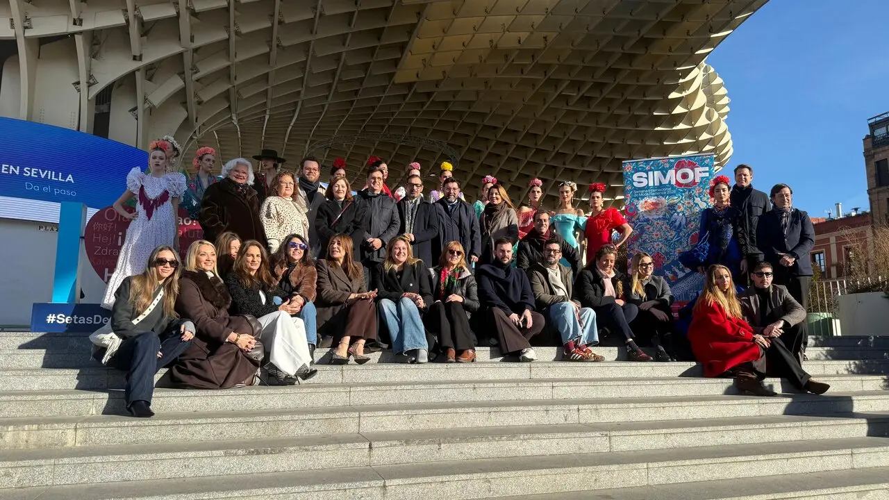  Organizadores, patrocinadores, dise&ntilde;adores y modelos en el exterior del mirador de Las Setas. | VIVA Sevilla 