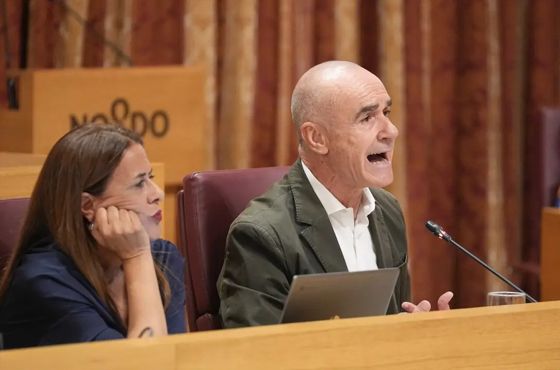  El portavoz del grupo socialista, Antonio Mu&ntilde;oz (d), y la concejala Sonia Gaya (i), durante su intervenci&oacute;n en el Pleno extraordinario sobre el estado de la ciudad |&nbsp;E.P. 