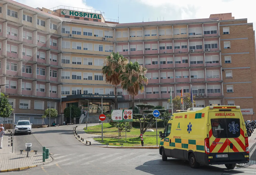  La mujer ha sido evacuada al Virgen del Roc&iacute;o. | Archivo 