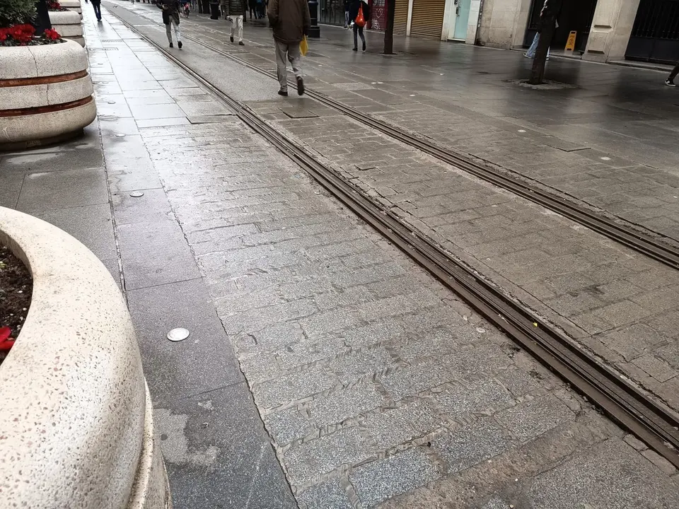  Estado actual del pavimento de la Avenida de la Constituci&oacute;n. | EP 