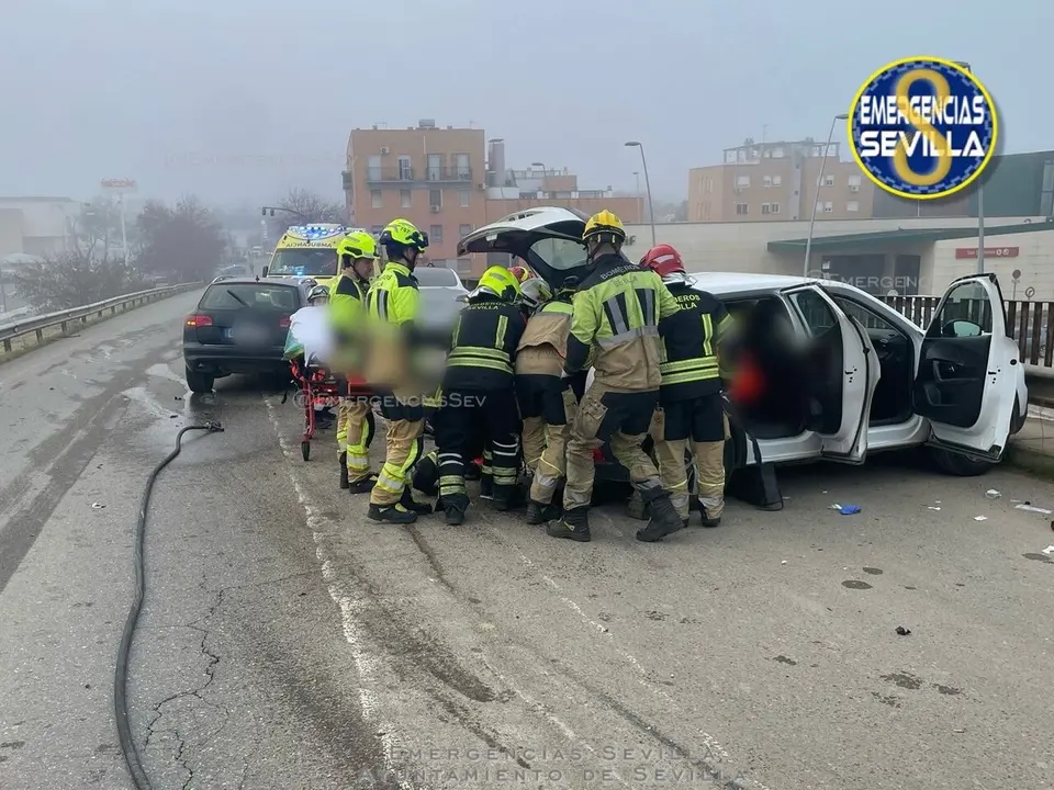  Accidente en la A-8002 en la entrada a Sevilla |&nbsp;EMERGENCIAS SEVILLA 