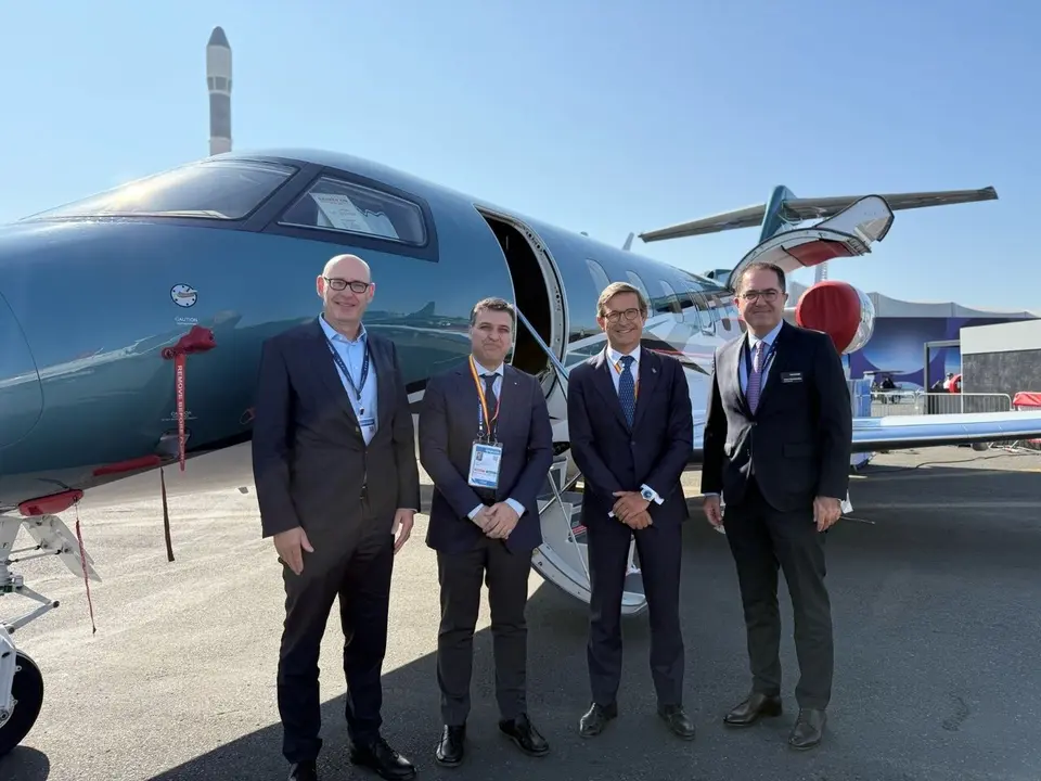  El consejero de Industria, Energ&iacute;a y Minas, Jorge Paradela, con responsables de Pilatus en la &uacute;ltima edici&oacute;n del Sal&oacute;n Internacional de la Aeron&aacute;utica y el Espacio de Par&iacute;s-Le Bourget. | EP 
