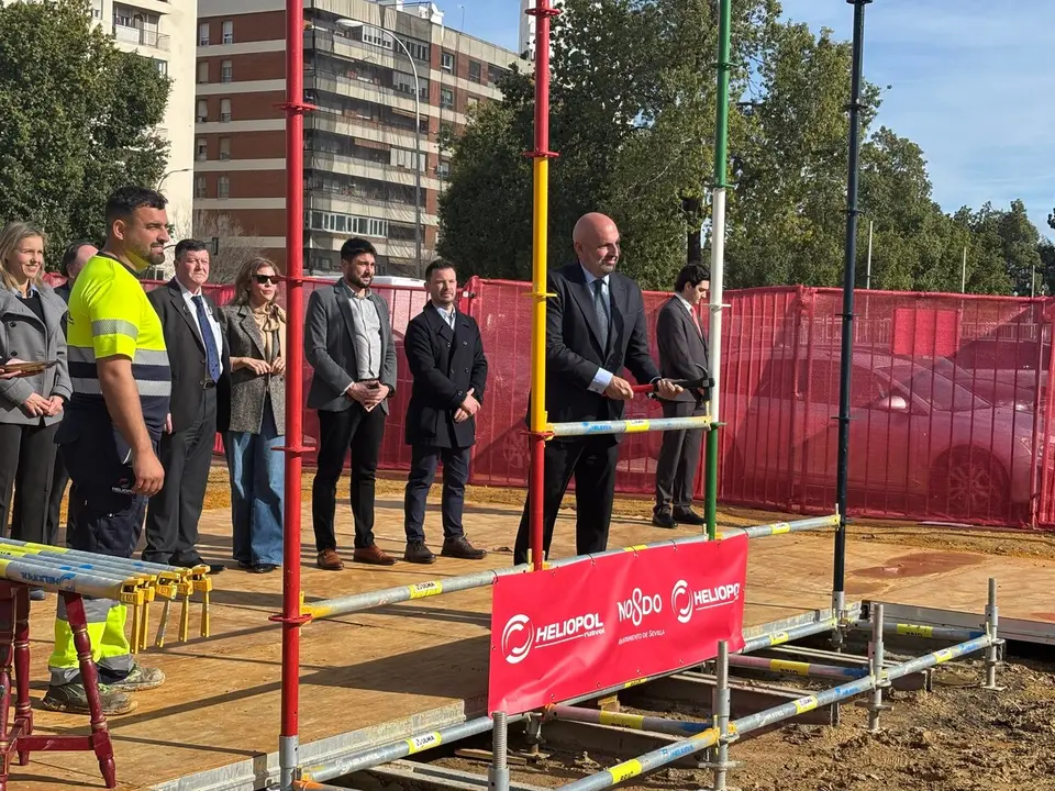  El delegado de Fiestas Mayores, Manuel Al&eacute;s, ha presidido el acto de colocaci&oacute;n del primer tubo de la portada de la Feria de Abril de Sevilla. | AYTO. 