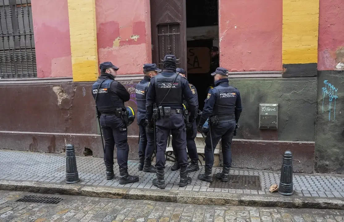  Agentes de la Polic&iacute;a Nacional act&uacute;an en un episodio en la calle Castellar de Sevilla | E.P. 