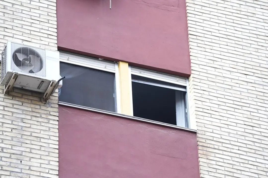  Imagen del piso de la calle Le&oacute;n X de Sevilla ubicado en la planta cuarta de un edificio de seis, donde en la madrugada de hoy se ha declarado un incendio | E.P. 