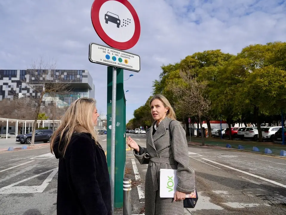  La portavoz de Vox en el Ayuntamiento de Sevilla, Cristina Pel&aacute;ez, en la Zona de Bajas Emisiones de la Cartuja |&nbsp;VOX SEVILLA 