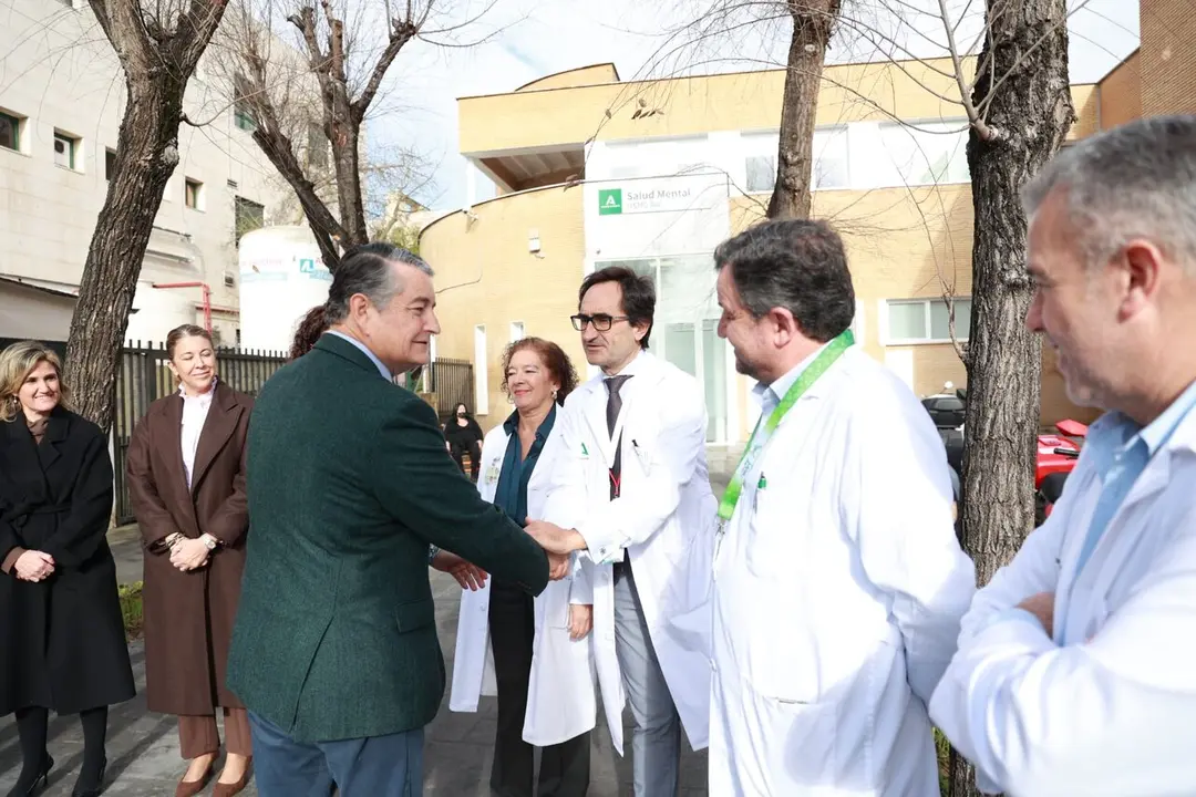  En la visita a las instalaciones de la reformada Unidad de Salud Mental Comunitaria del Hospital Universitario Virgen del Roc&iacute;o. | JUNTA DE ANDALUC&Iacute;A 
