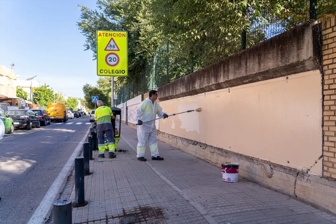  Operarios limpian en las inmediaciones del colegio del barrio de San Jer&oacute;nimo | E.P. 