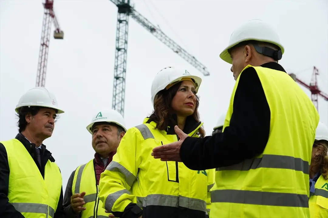  La consejera de Fomento, Articulaci&oacute;n del Territorio y Vivienda, Roc&iacute;o D&iacute;az (c) durante la visita las obras |&nbsp;E.P. 