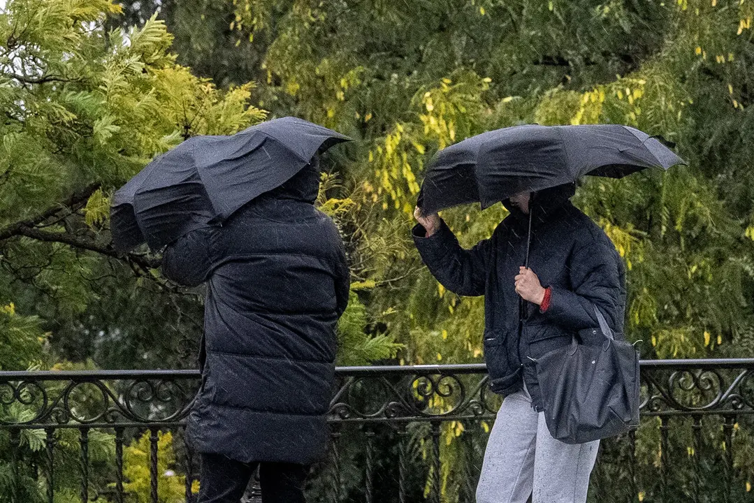  Lluvia y viento en el puente de Triana. | EP 