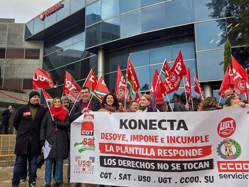  Manifestaci&oacute;n de los trabajadores de Konecta frente a la sede de Vodafone en Sevilla.<br> | CCOO SEVILLA 