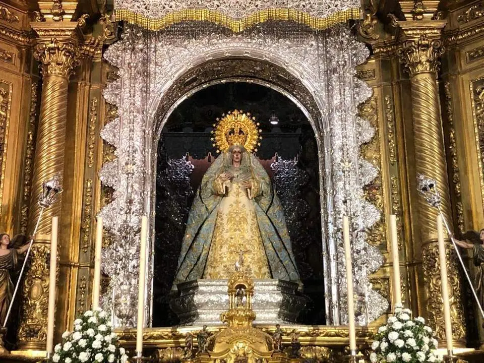  La Esperanza Macarena en su camar&iacute;n -  