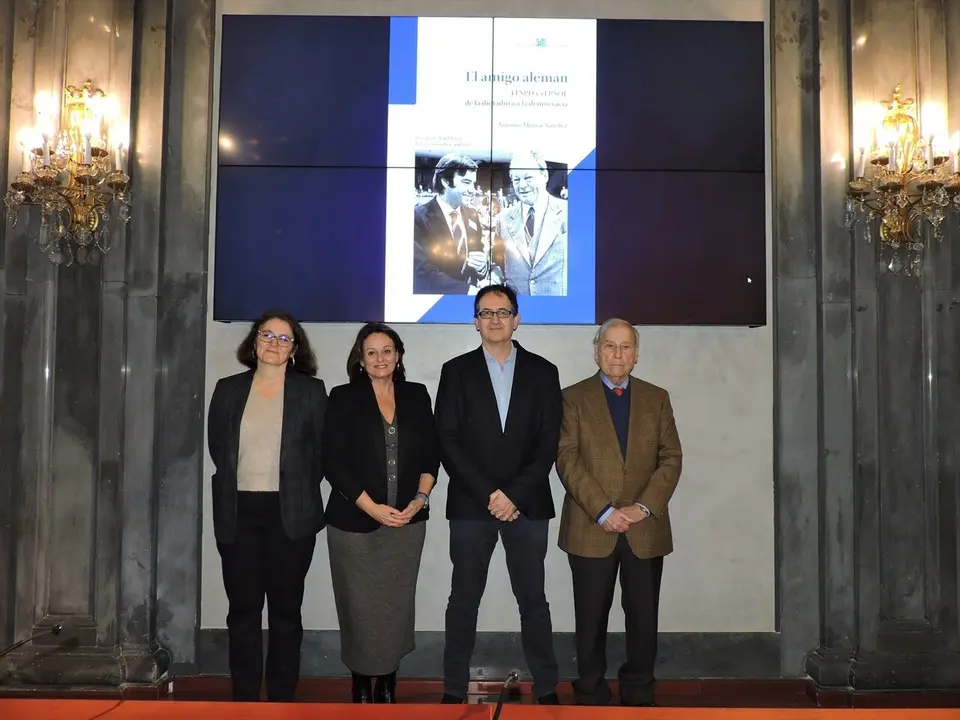  Foto de familia de la presentaci&oacute;n del libro de Antonio Mu&ntilde;oz S&aacute;nchez en la Casa de la Provincia |&nbsp;DIPUTACI&Oacute;N DE SEVILLA 