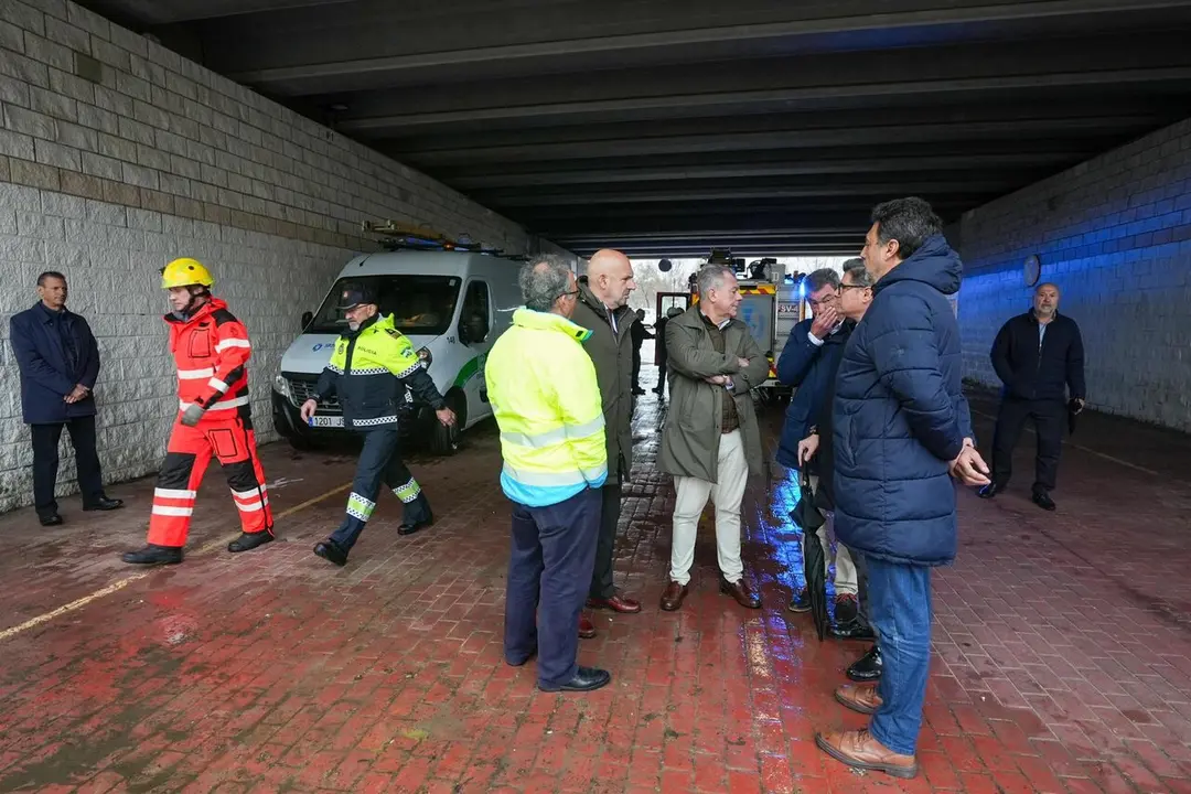  El alcalde y los delegados municipales en las compuertas antes de su cierre. | ayto 