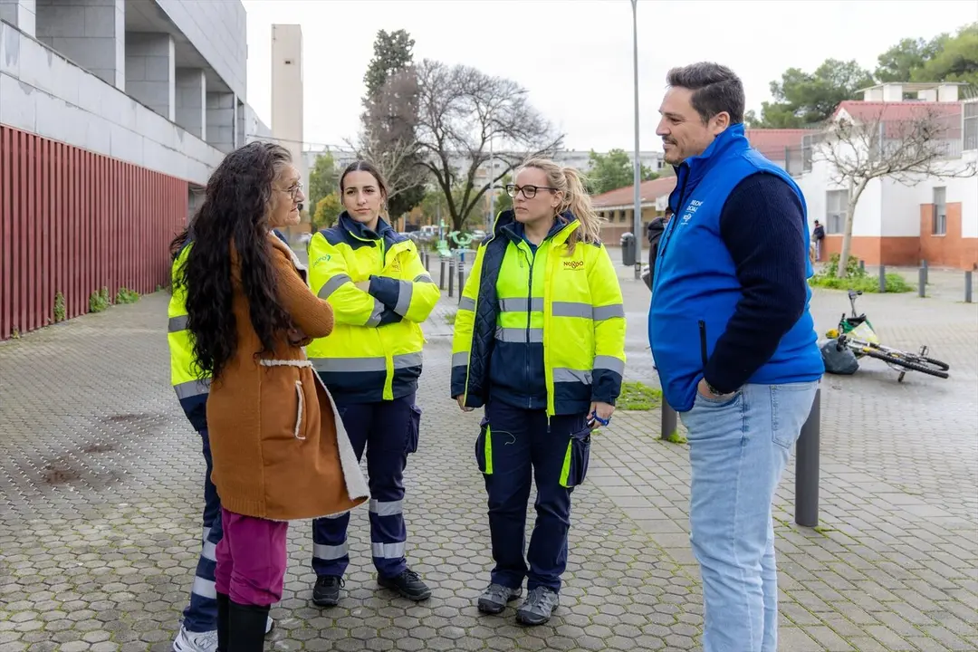  El delegado de Derechos Sociales del Ayuntamiento de Sevilla, Jos&eacute; Luis Garc&iacute;a, supervisa el trabajo de los Umies ante la borrasca Leonardo. | AYTO. 