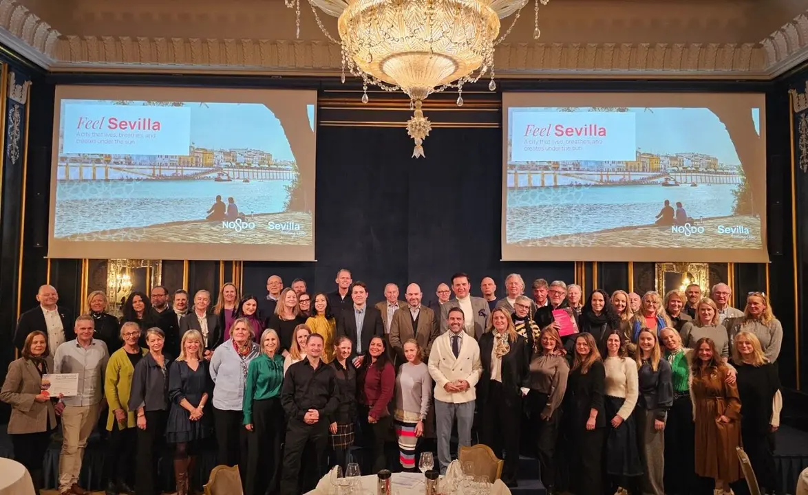  Foto de familia en la acci&oacute;n promocional |&nbsp;AYTO DE SEVILLA 