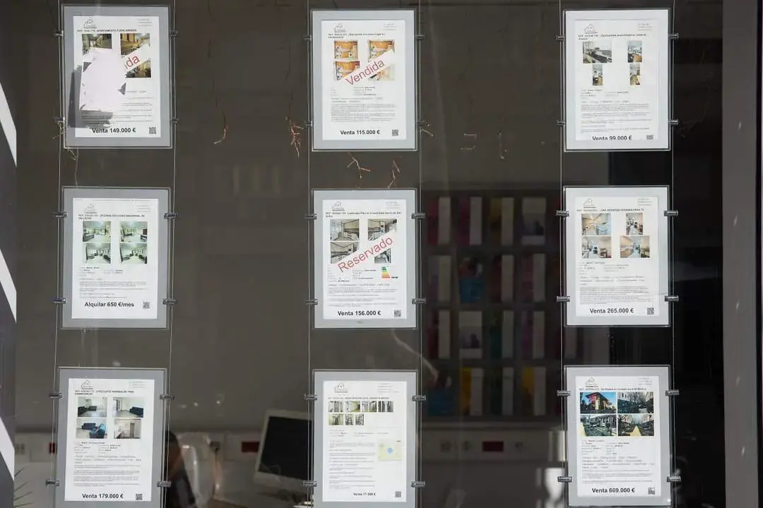 Anuncios de pisos en venta en una inmobiliaria. | Europa Press.