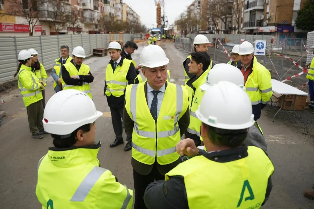  El alcalde de Sevilla, Jos&eacute; Luis Sanz, en una visita a las obras la l&iacute;nea 3 Norte del Metro de Sevilla | AYTO DE SEVILLA 