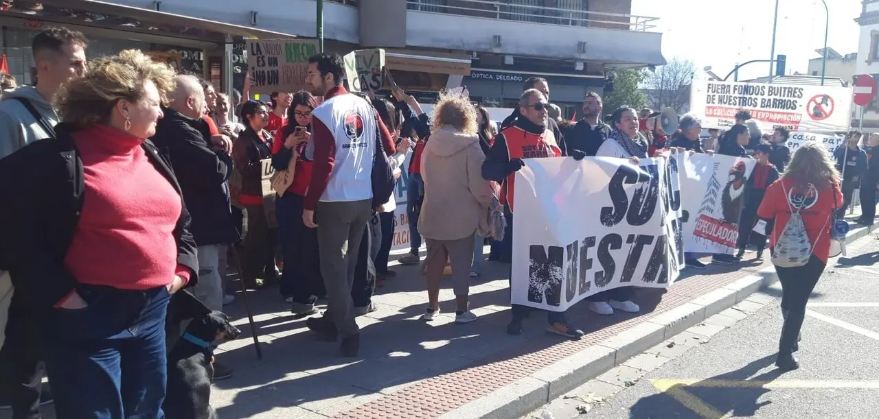  Imagen de este s&aacute;bado de la concentraci&oacute;n en Sevilla en apoyo a las 11 familias que pueden ser desalojadas en Palmete | GRUPO MUNICIPAL SOCIALISTA 