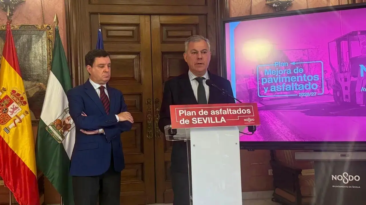 El delegado de Urbanismo, Juan de la Rosa, y el alcalde, Jos&eacute; Luis Sanz, en la presentaci&oacute;n del Plan de Mejora de Pavimentos y Asfaltado. | VIVA Sevilla