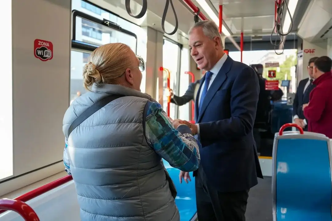 Sanz habla con una vecina en un autob&uacute;s de Tussam. | Archivo