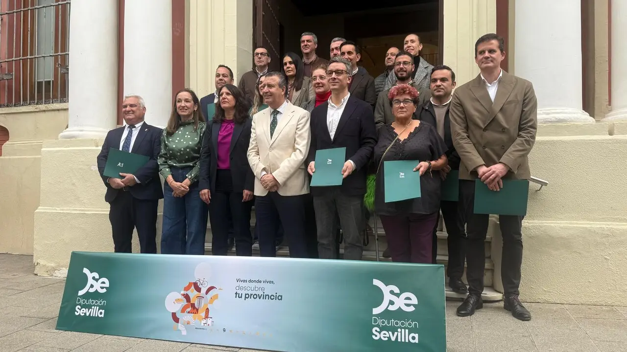  El presidente de la Diputaci&oacute;n, Javier Fern&aacute;ndez de los R&iacute;os, con los alcaldes beneficiarios. | VIVA Sevilla 