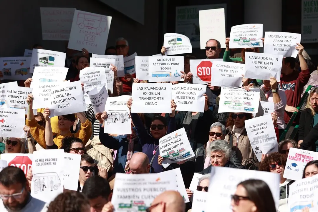  Manifestaci&oacute;n de varios municipios de la provincia de Sevilla contra la gesti&oacute;n del Consorcio de Transportes | E.P. 