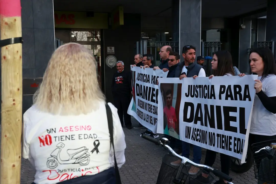  Protesta ante el juicio por el apu&ntilde;alamiento mortal a un menor en Isla Mayor. | EP 