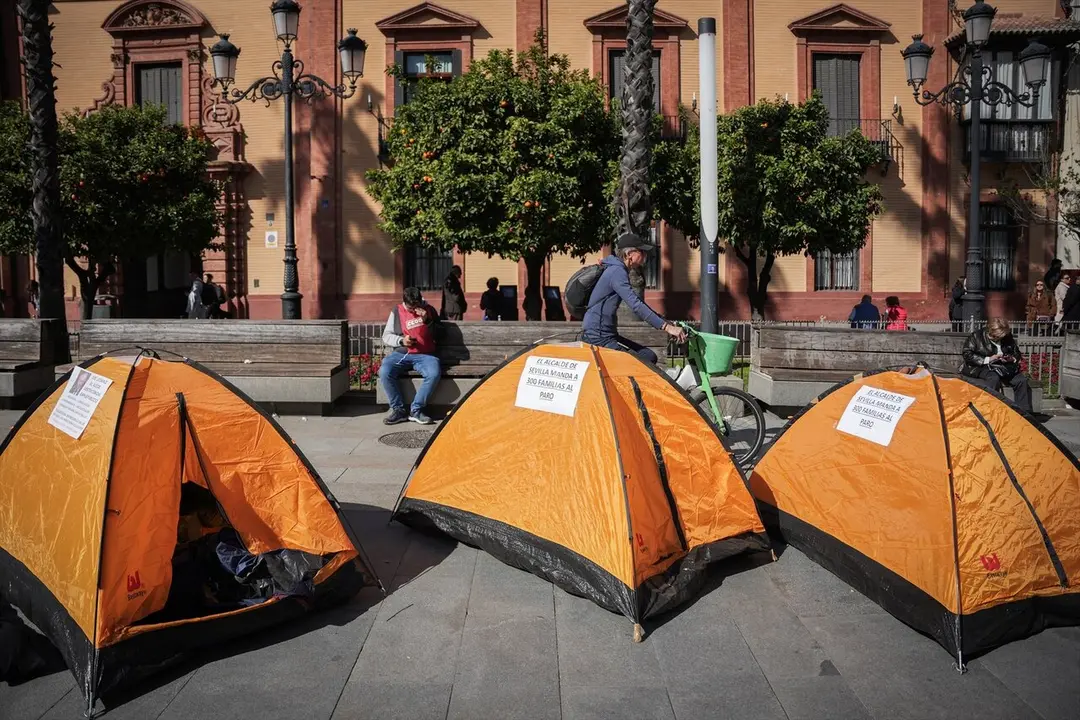  Imagen de participantes en la acampada convocada por el Comit&eacute; de Empresa del Ayuntamiento de Sevilla en protesta contra la privatizaci&oacute;n del servicio |&nbsp;E.P. 
