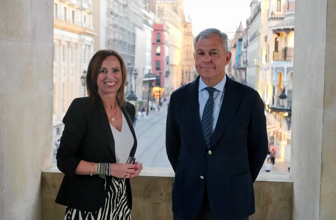  La consejera de Fomento, Articulaci&oacute;n del Territorio y Vivienda, Roc&iacute;o D&iacute;az, junto al alcalde de Sevilla, Jos&eacute; Luis Sanz, en la entrega del plan parcial para la construcci&oacute;n de una nueva barriada en la capital | JUNTA DE ANDALUC&Iacute;A 