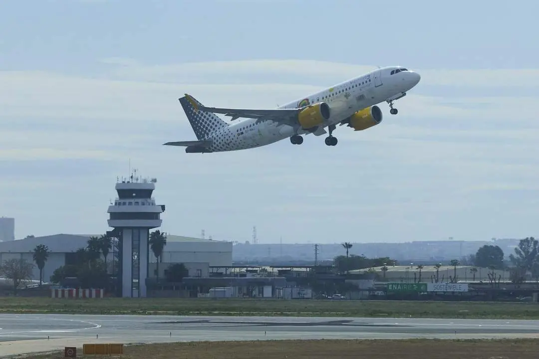  Un avi&oacute;n despega del Aeropuerto de Sevilla. - ARCHIVO 