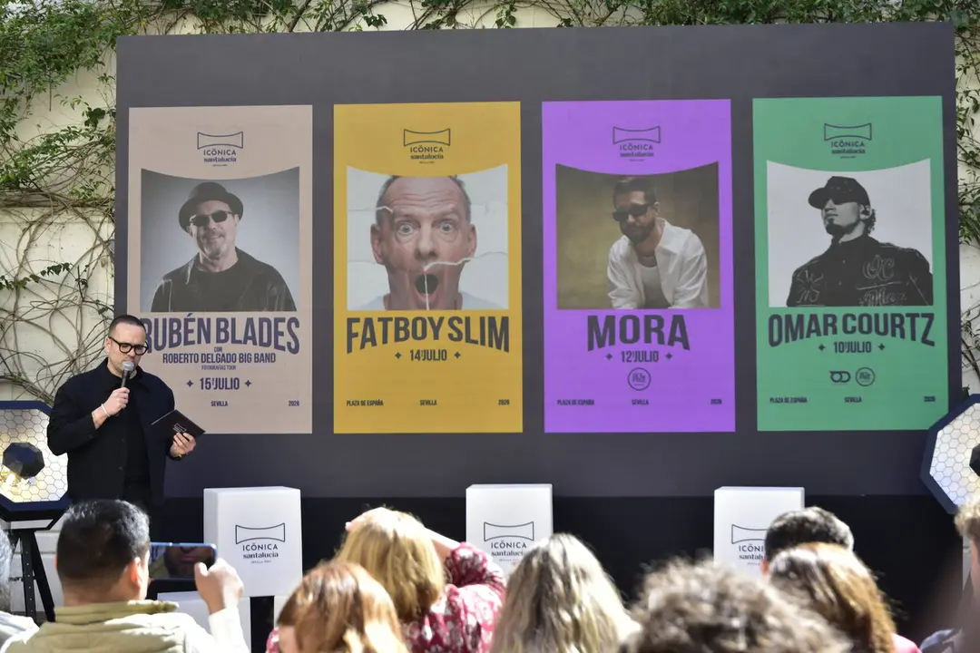  Javier Esteban presentando a los cuatro artistas que se suman al cartel. | SARA OLAYA 