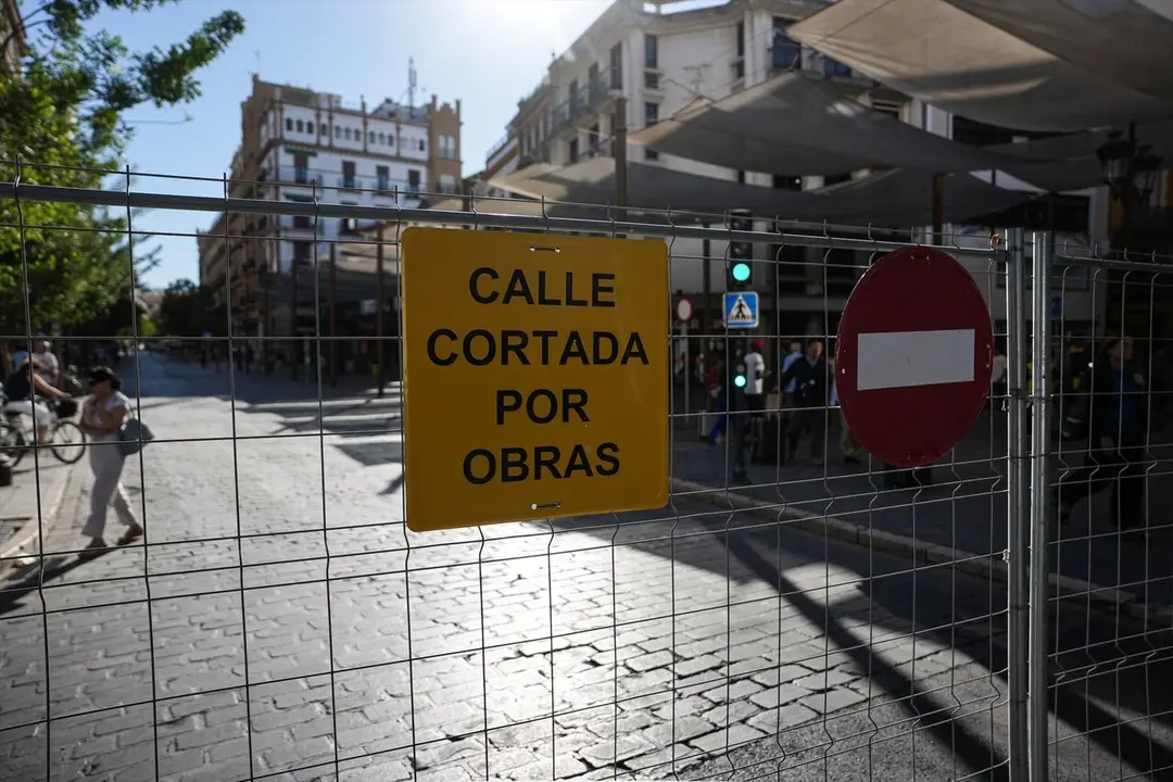  Las zonas del centro de Sevilla de la Campana y Mart&iacute;n Villa, cortadas al tr&aacute;fico por el inicio de las obras del tranvib&uacute;s |&nbsp;E.P. 