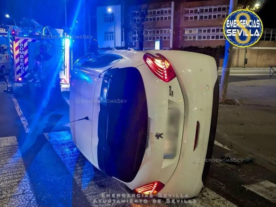  Veh&iacute;culo volcado tras el impacto contra un sem&aacute;foro en el cruce de la avenida de la Borbolla con la avenida Guardia Civil. | EMERGENCIAS 