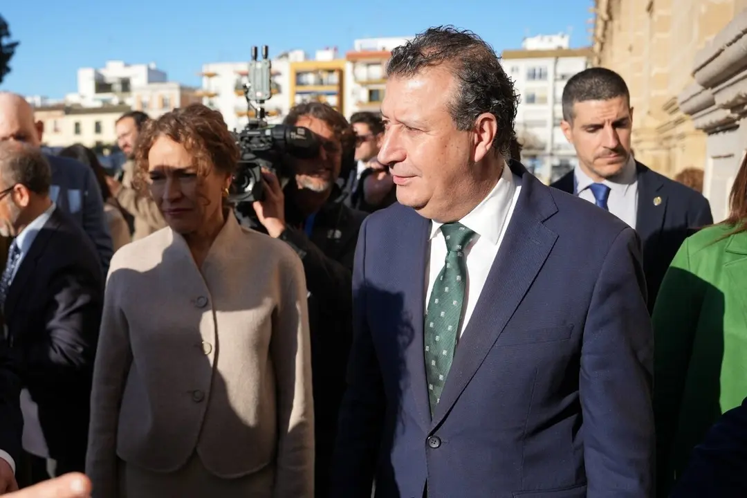  El presidente de la Diputaci&oacute;n de Sevilla, Javier Fern&aacute;ndez, en el acto de izado de la bandera de Andaluc&iacute;a en el Parlamento | FRANCISCO J.OLMO / EUROPA PRESS 