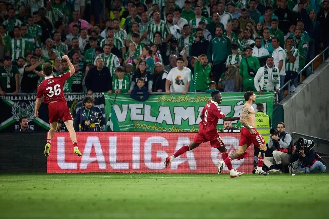  Isaac Romero, Akor Adams y Oso celebran el segundo gol del Sevilla FC en el Gran Derbi. | SFC 