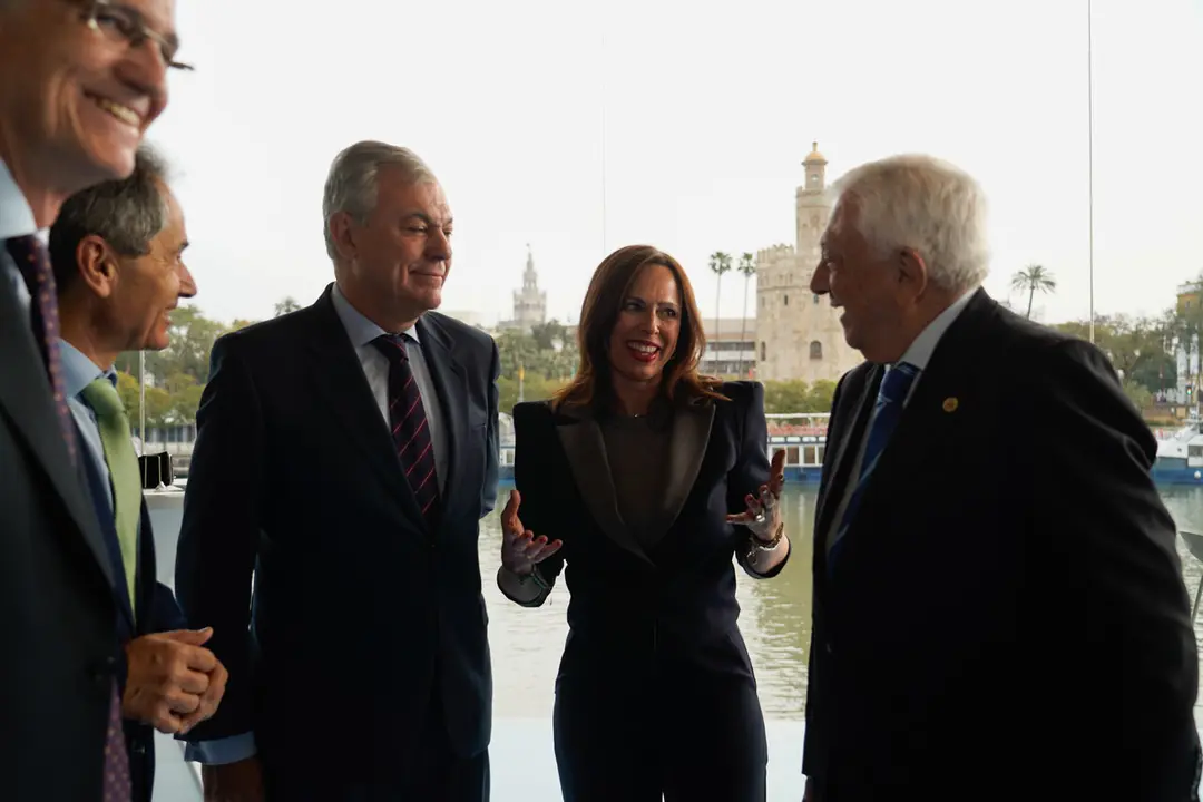  La consejera con el alcalde y el presidente de la C&aacute;mara de Comercio. | EP 