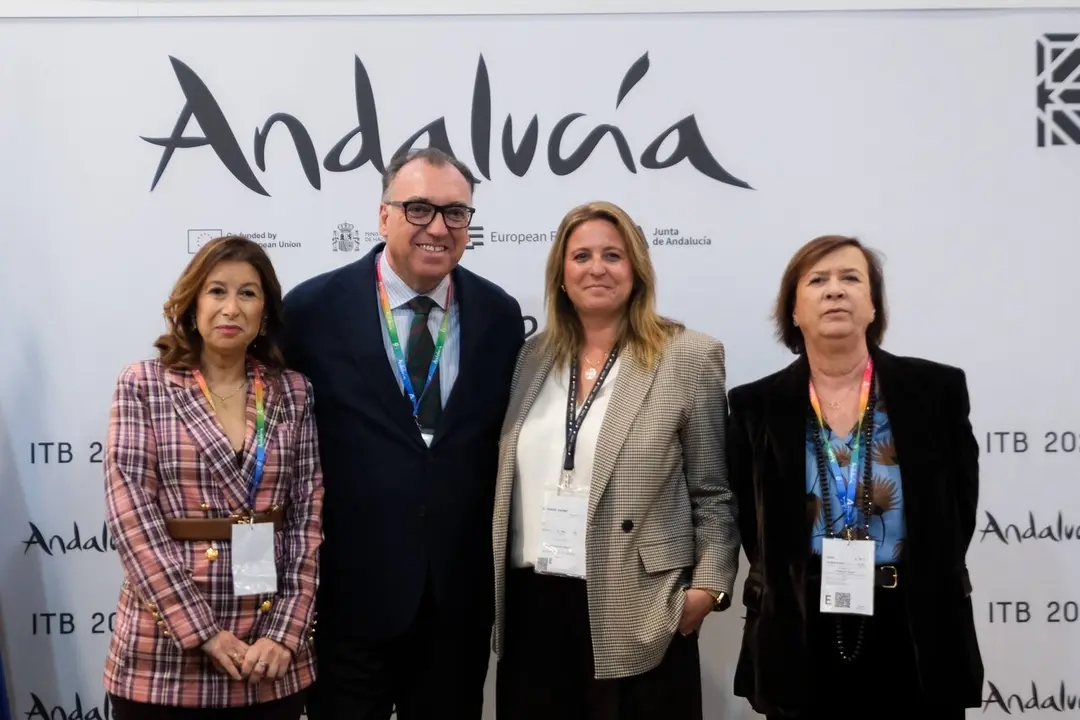  Angie Moreno junto al consejero de Turismo, Arturo Bernal, entre otras autoridades. | AYTO. 