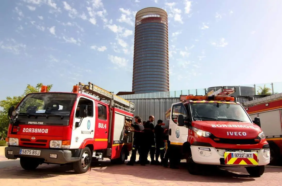  Bomberos en la Torre Sevilla. - Viva 