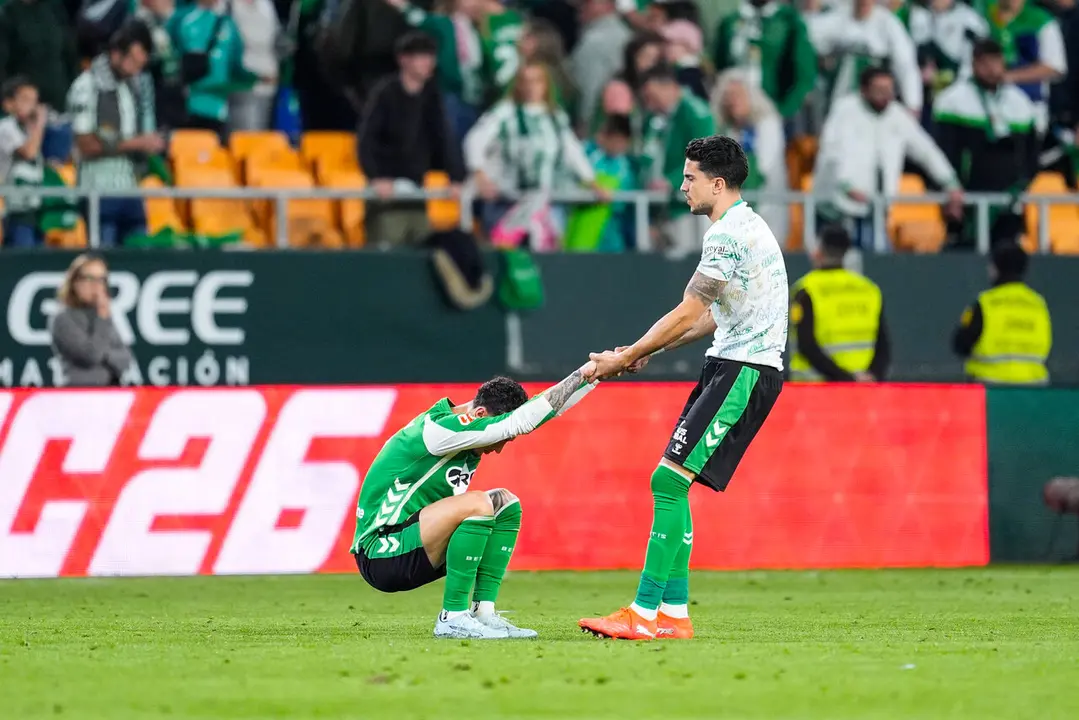  Marc Bartra levanta a Antony del c&eacute;sped de La Cartuja. | Corchero/EP 