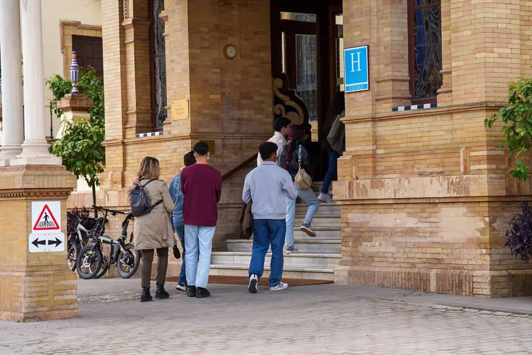  Turistas accede a un c&eacute;ntrico hotel de cinco estrellas en la ciudad, en foto de recurso |&nbsp;E.P. 